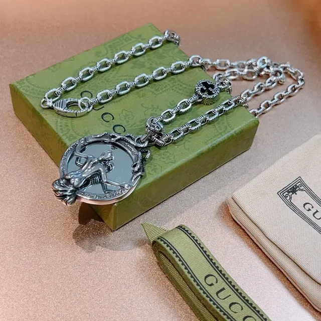Gucci Silver Green Curb-Link Chain Circular Sculptural Pendant Necklace 3