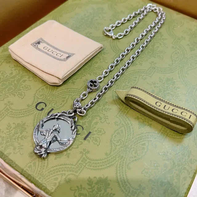 Gucci Silver Green Curb-Link Chain Circular Sculptural Pendant Necklace 5