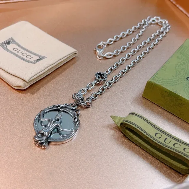 Gucci Silver Green Curb-Link Chain Circular Sculptural Pendant Necklace 7