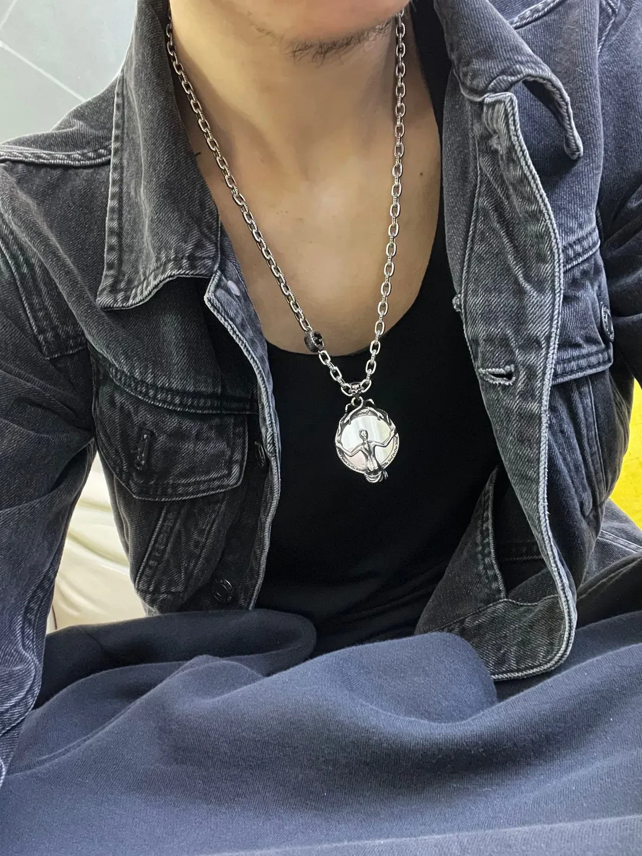 Gucci Silver Green Curb-Link Chain Circular Sculptural Pendant Necklace 8