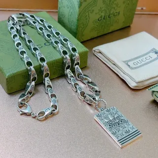 Collier Gucci Chaîne Argent Interlocking G-Link Pendentif Rectangulaire Gravé