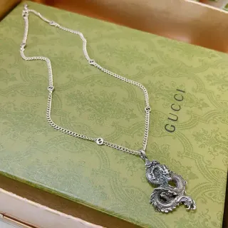 Gucci Collier Chaîne Curb avec Pendentif Dragon Sculpté en Argent