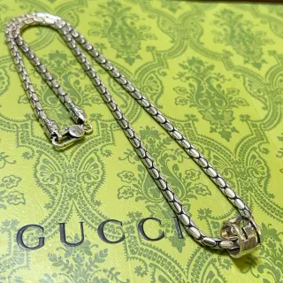 Gucci قلادة سلسلة مرتبطة بنسيج تون فضي