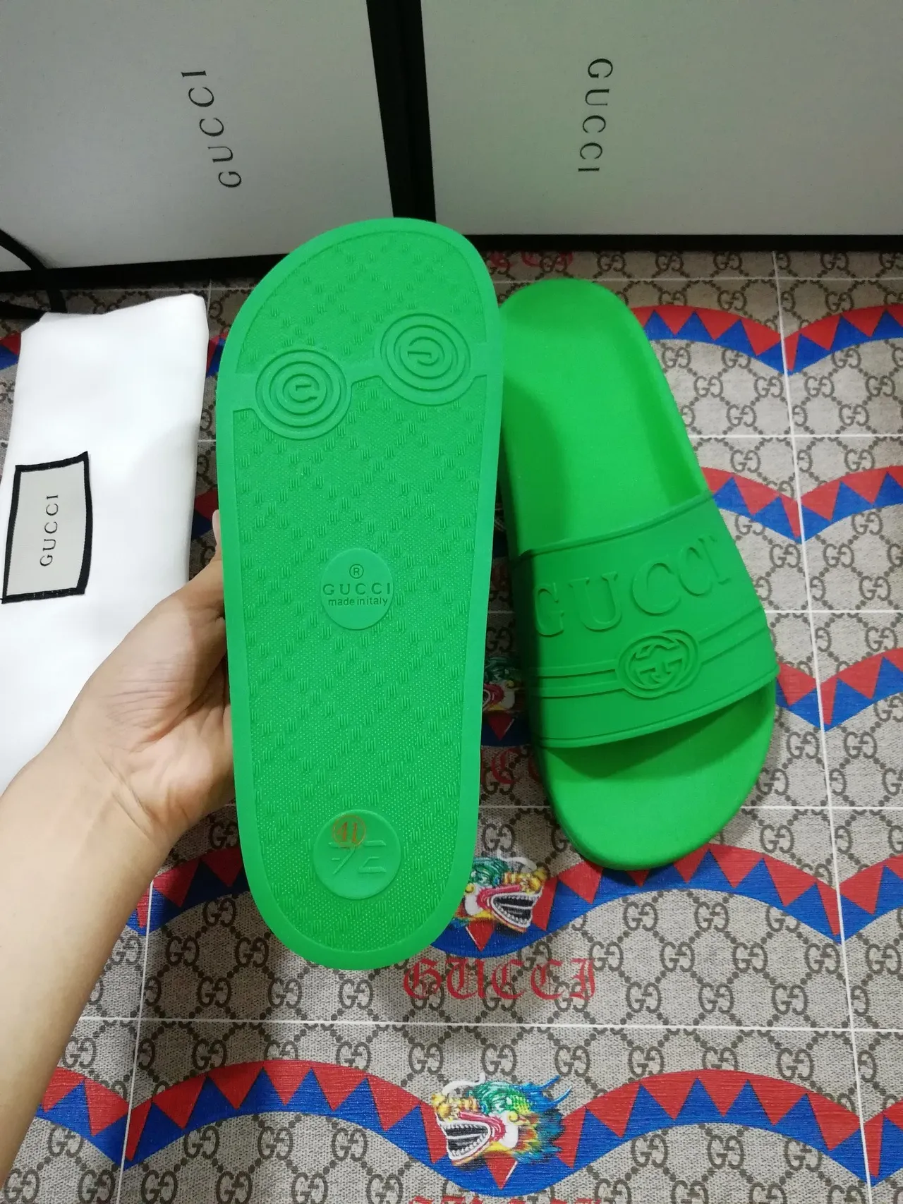 Gucci Slide sandales vert brillant en caoutchouc moulé 2
