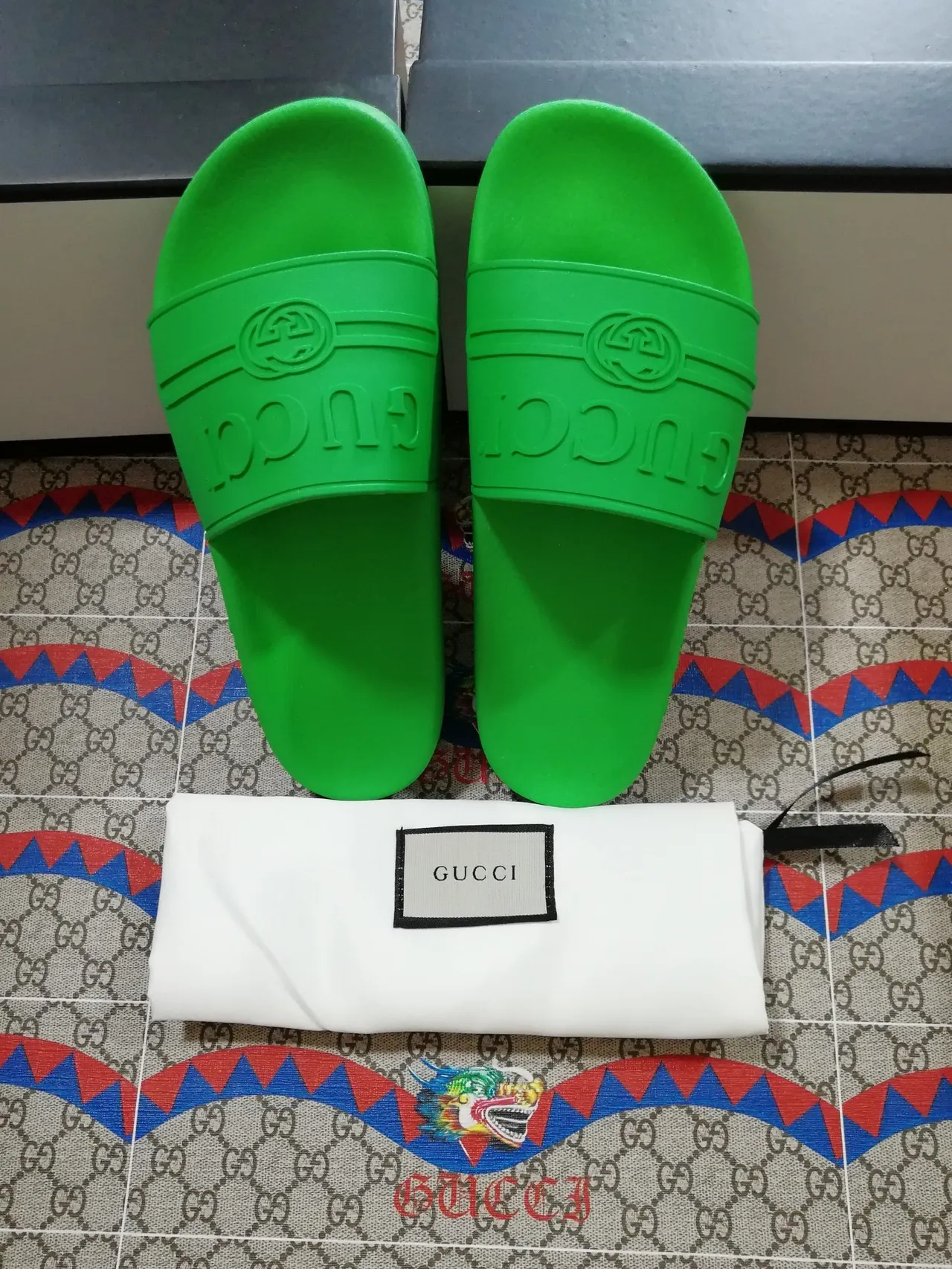 Gucci Slide sandales vert brillant en caoutchouc moulé 3