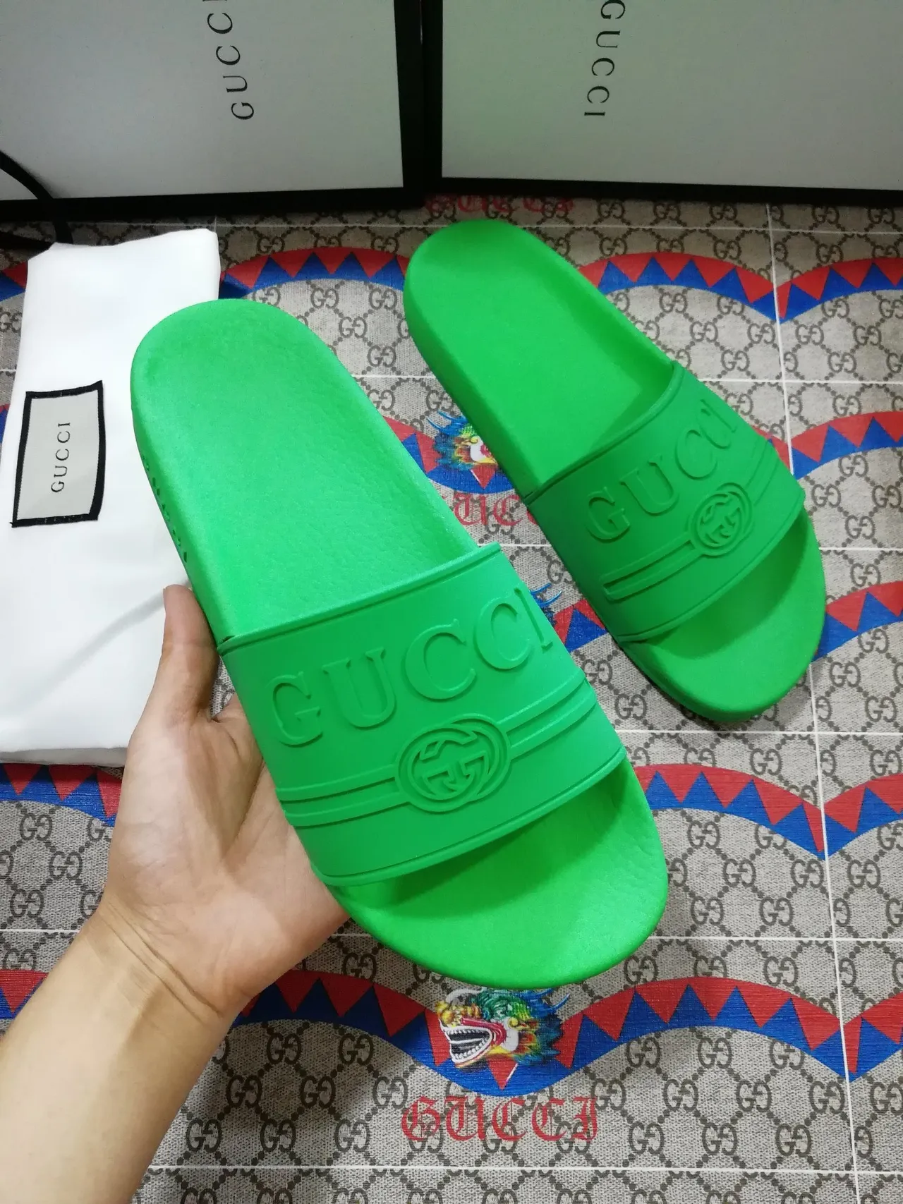 Gucci Slide sandales vert brillant en caoutchouc moulé 4