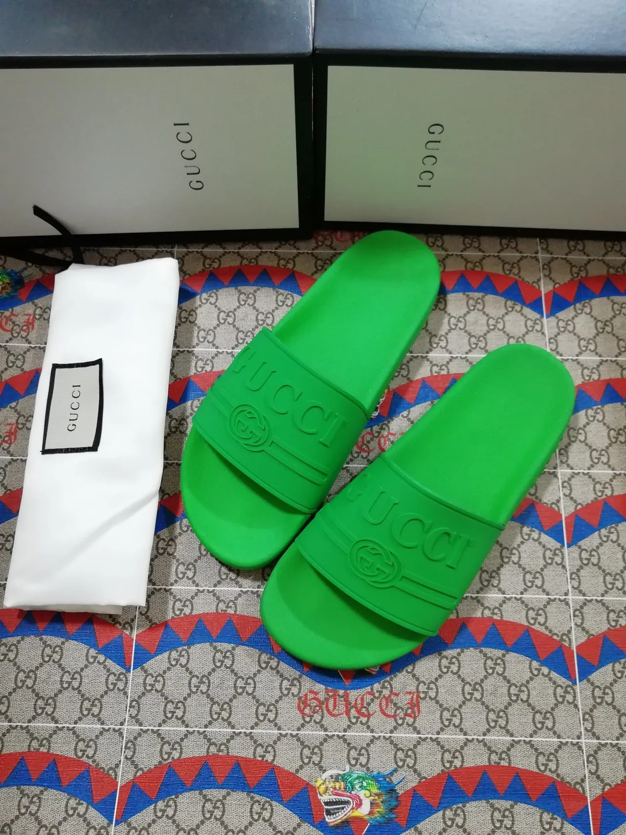 Gucci Slide sandales vert brillant en caoutchouc moulé 5