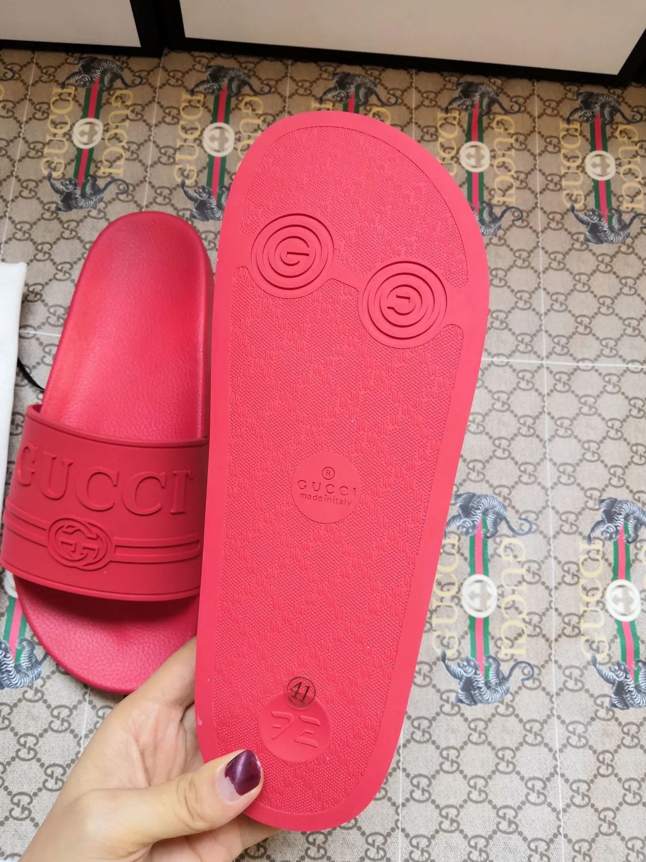 Gucci Slide Sandales Rouges en Caoutchouc Moulé 2