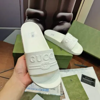 Gucci Slide 白色压花 Logo 拖鞋