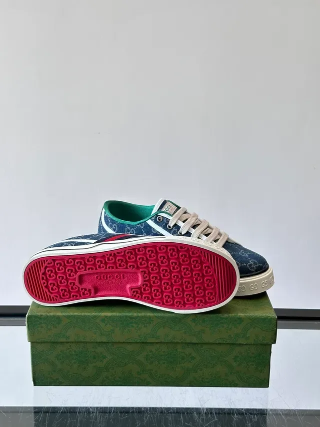حذاء رياضي Gucci Tennis 1977 أزرق بحري GG Monogram كانفاس ستايل حياة 2