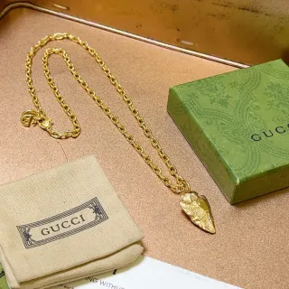 Gucci টেক্সচার্ড লিফ পেন্ডেন্ট গোল্ড চেইন নেকলেস