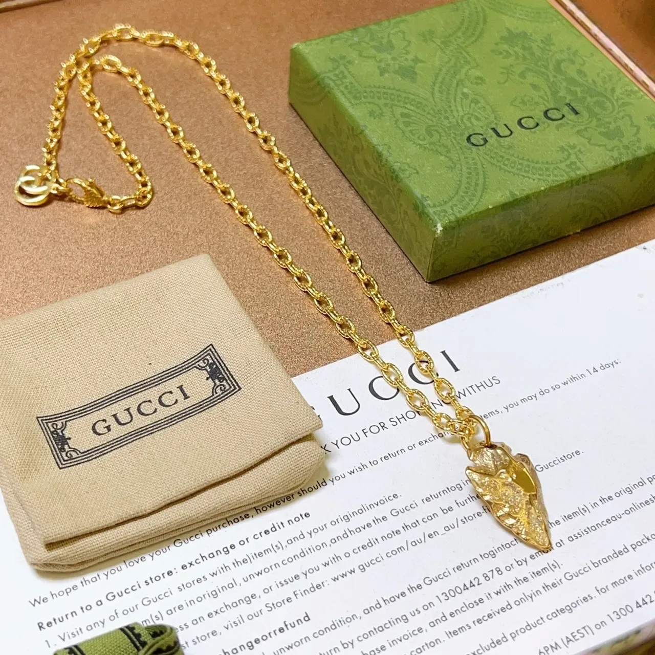 Collier Gucci Chaîne d'Or Pendentif Feuille Texturée 7