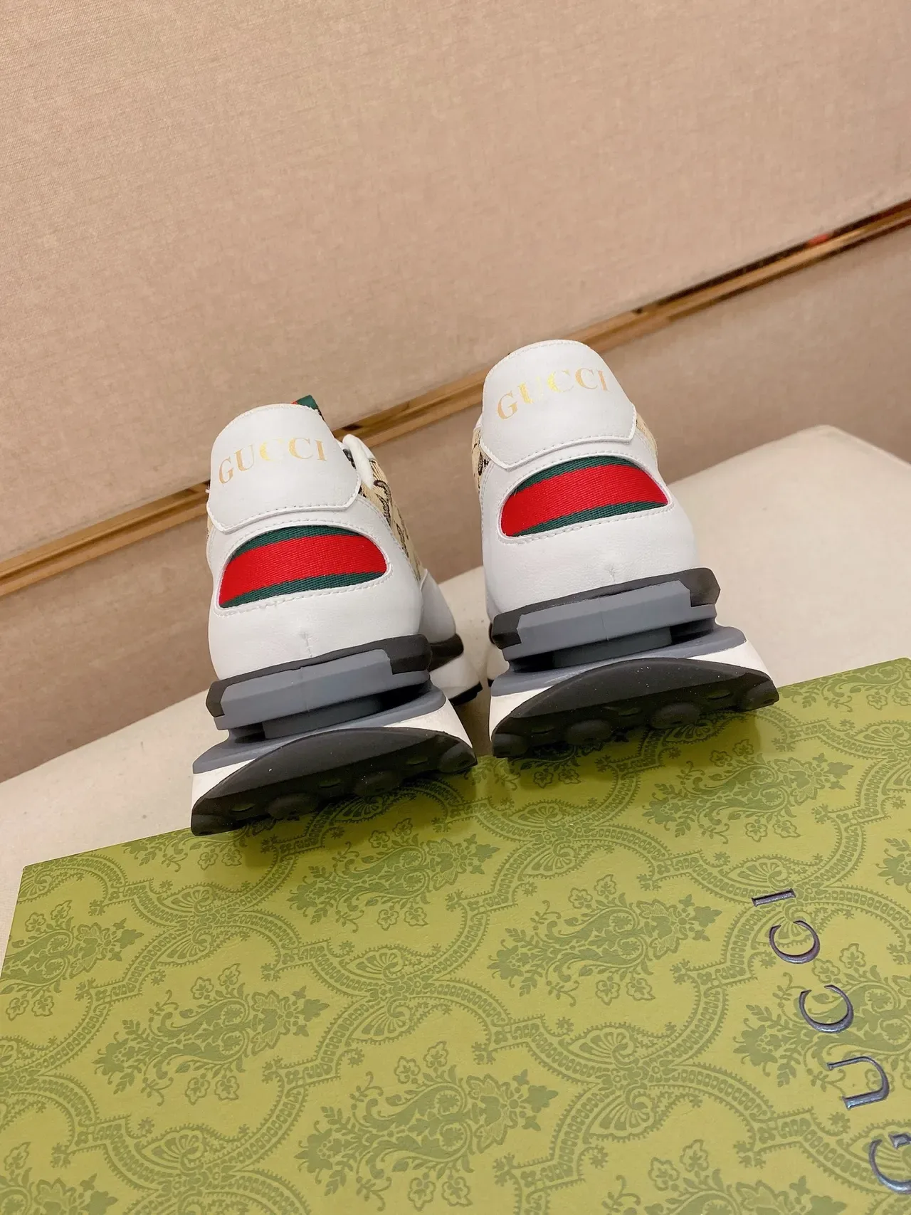 Gucci Zapatillas Lifestyle Blancos Beige GG Monogram Lona Cuero Solapas 2