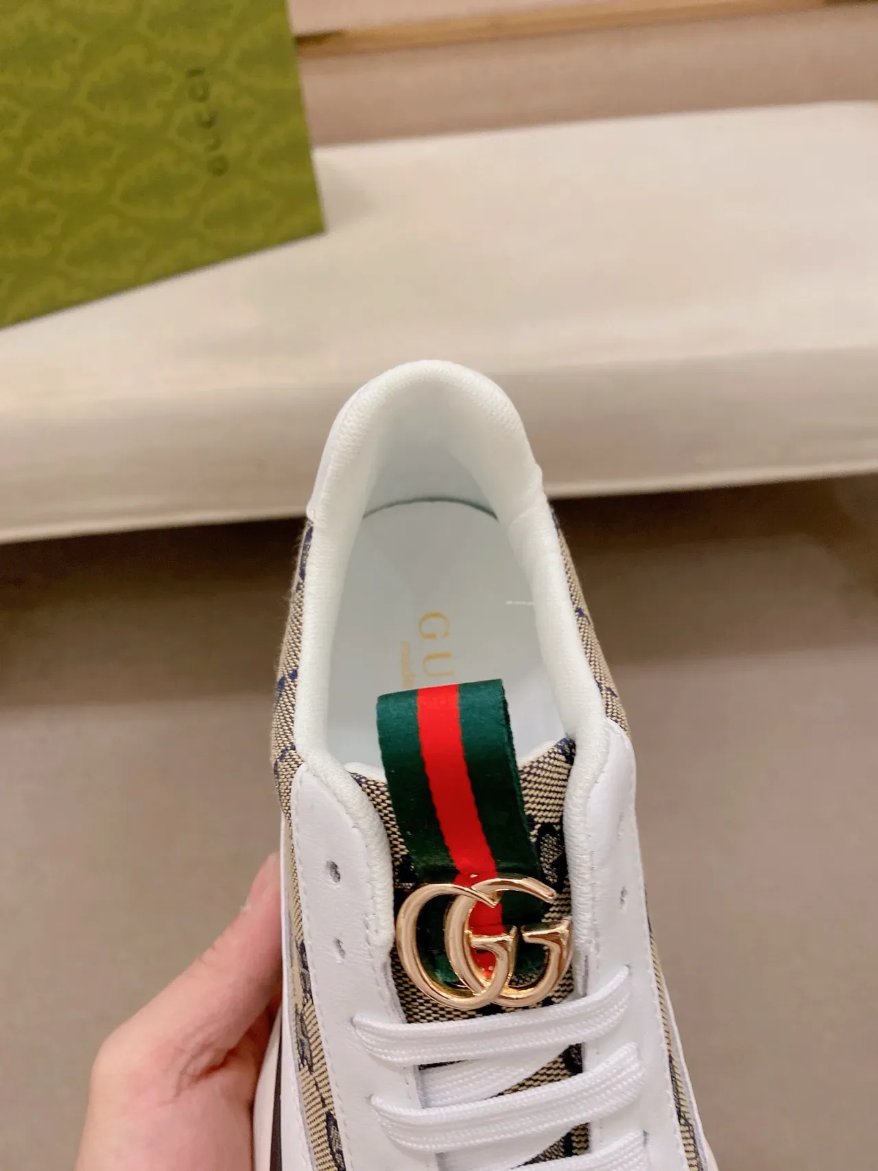Gucci Zapatillas Lifestyle Blancos Beige GG Monogram Lona Cuero Solapas 3