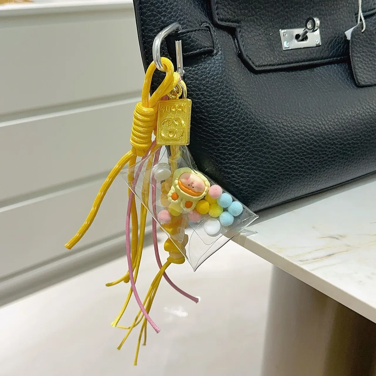 Gucci Funda de Teléfono Transparente de Vinilo Amarillo Rosa con Correa Trenzada y Cordón 2