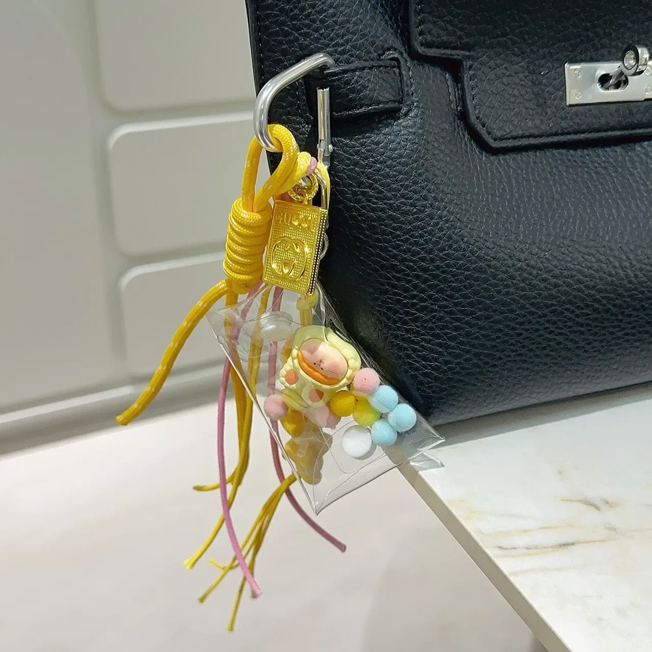 Gucci Funda de Teléfono Transparente de Vinilo Amarillo Rosa con Correa Trenzada y Cordón 5