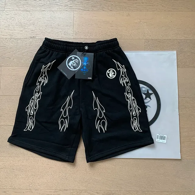 Hellstar Gráfico de Chama Shorts Preto 8