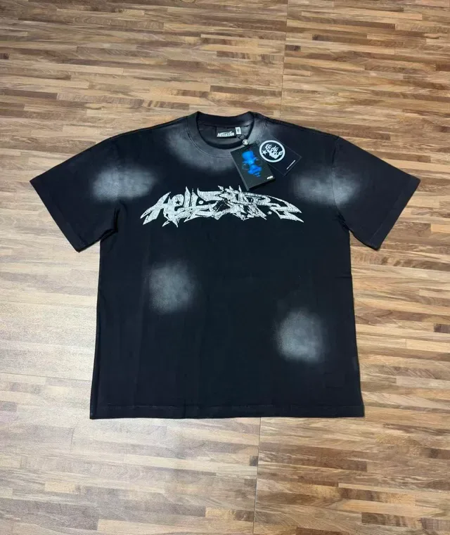 Camiseta Hellstar preta com estampa gráfica desgastada 3