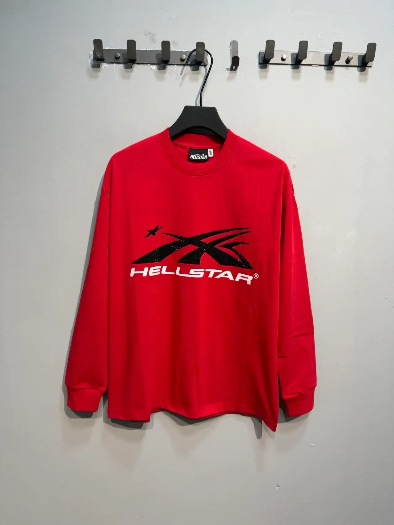 Hellstar Pull à col rond à manches longues rouge imprimé graphique 5