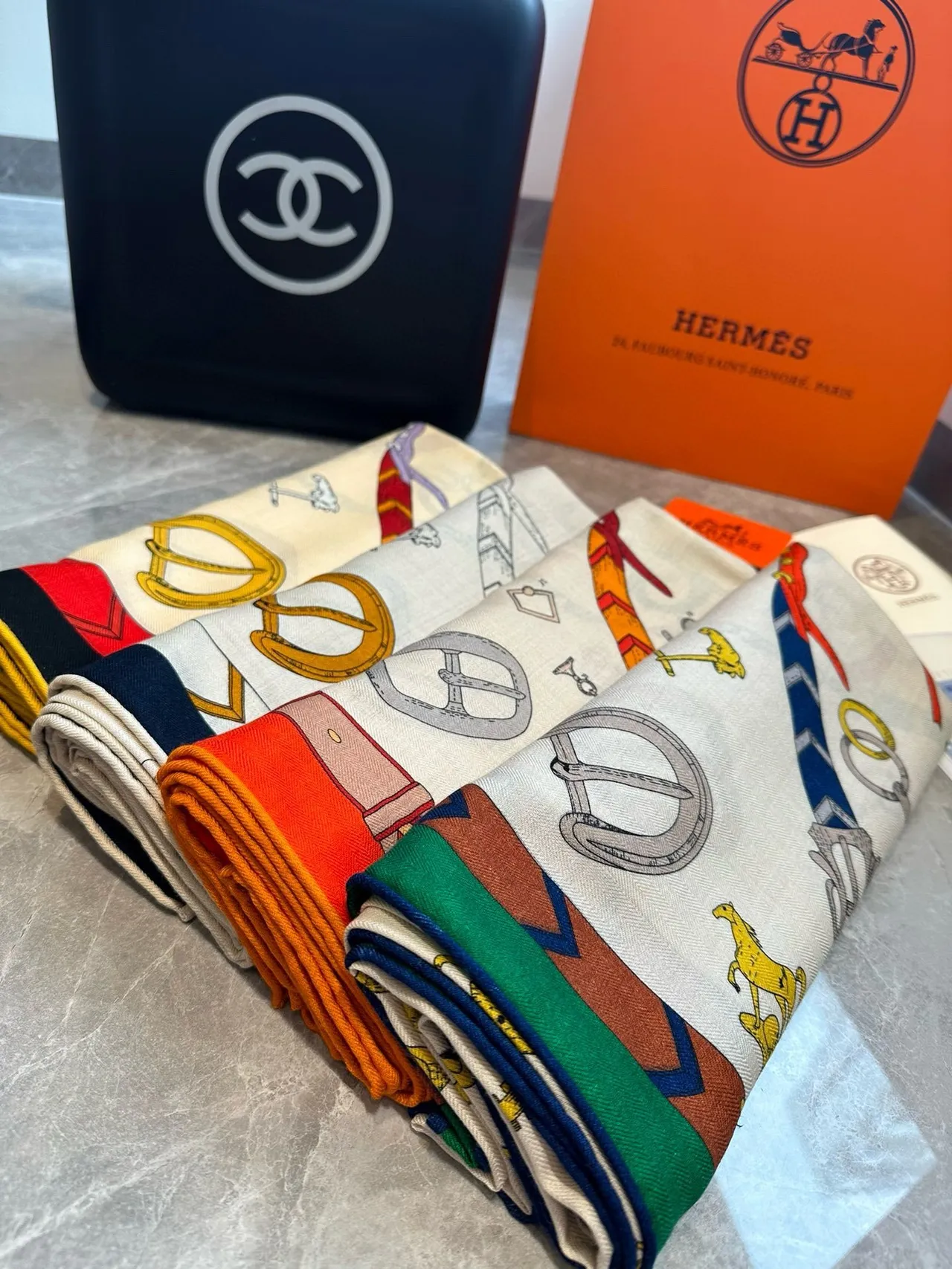 Hermès Beige Multicolore Imprimé Équipement Équestre Base Crème Écharpe en Soie 3