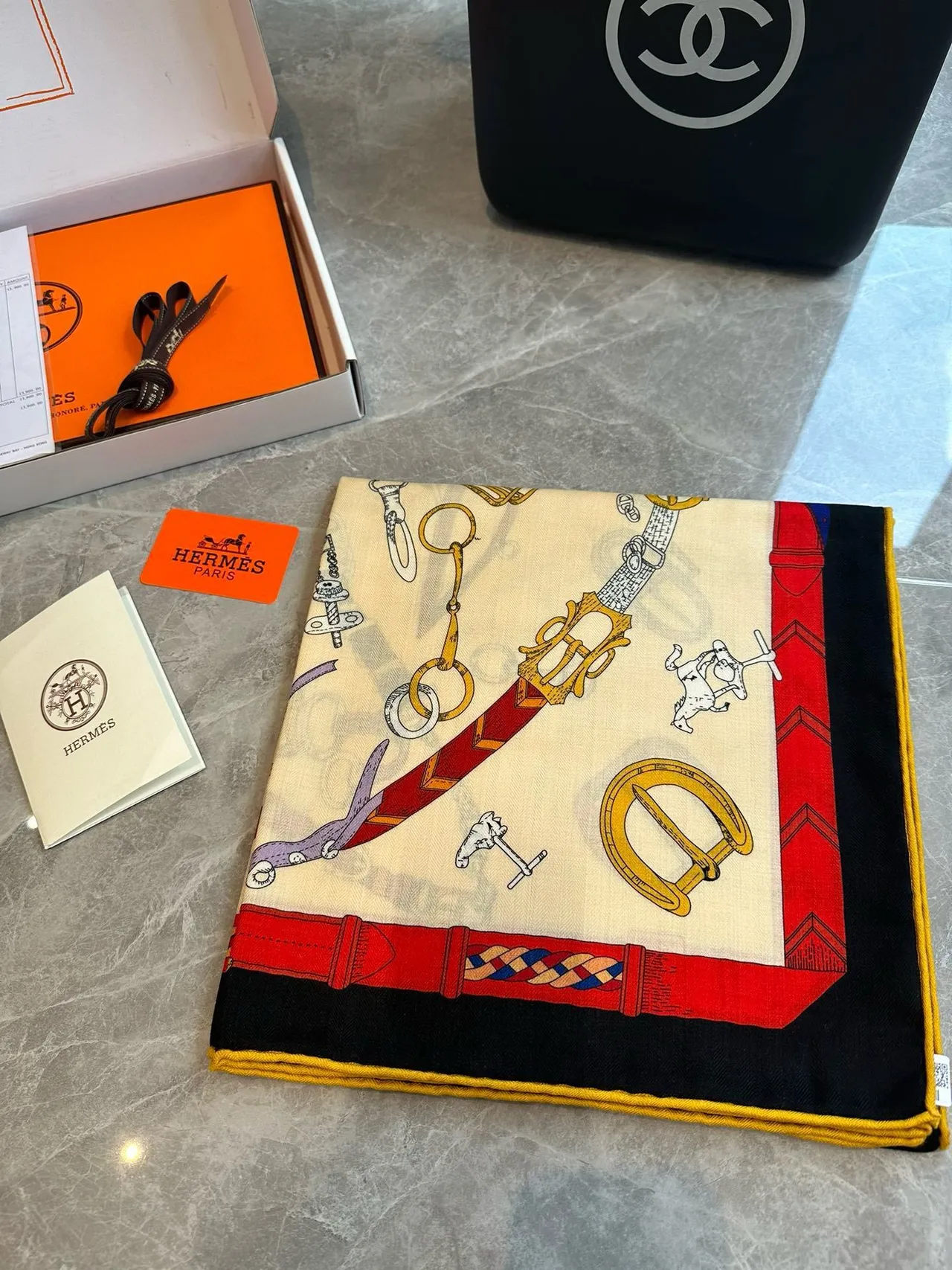 Hermès Beige Multicolore Imprimé Équipement Équestre Base Crème Écharpe en Soie 5