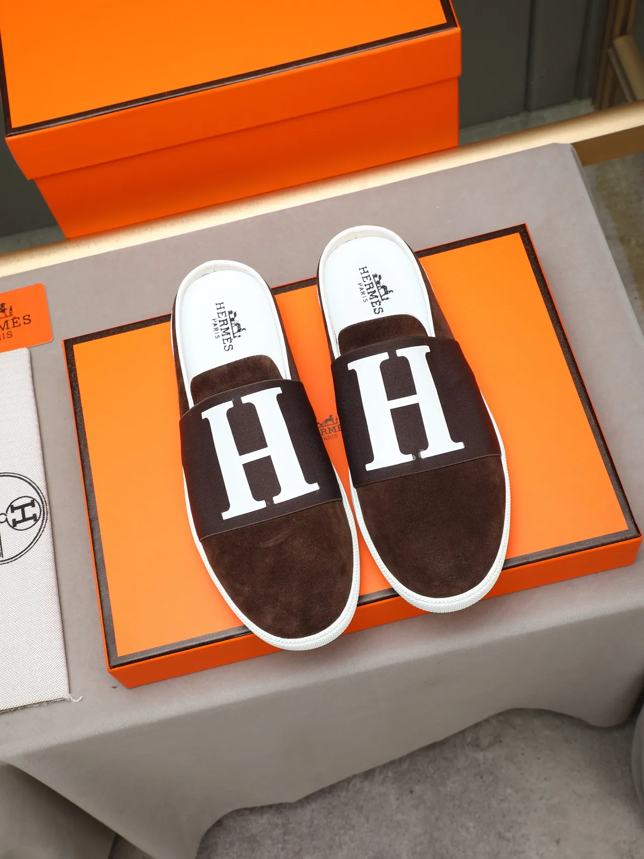 Hermès Chaussures Casual en Daim Noir Brun avec Bride Élastique H-Logo 3