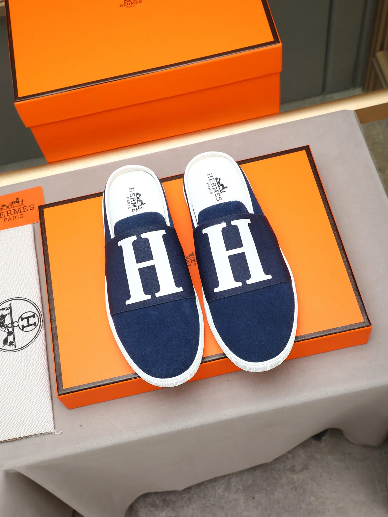 Hermès Chaussures Casual en Daim Noir Brun avec Bride Élastique H-Logo 4