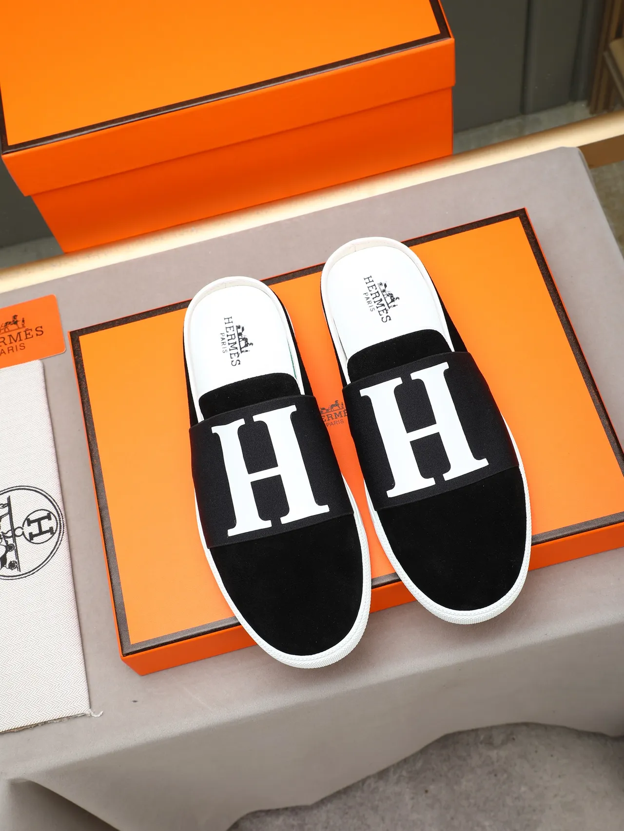 Hermès Chaussures Casual en Daim Noir Brun avec Bride Élastique H-Logo 5