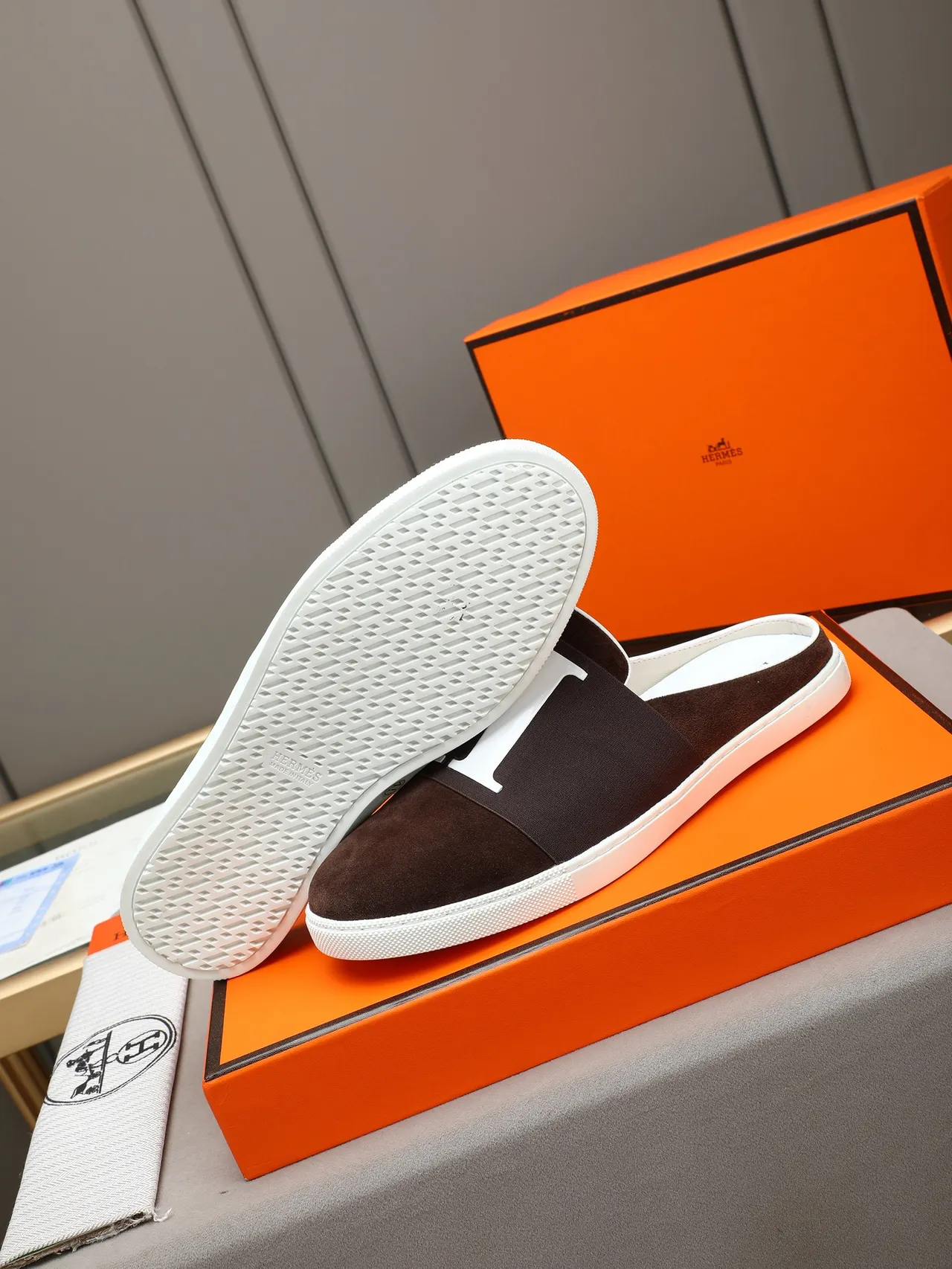 Hermès Chaussures Casual en Daim Noir Brun avec Bride Élastique H-Logo 6