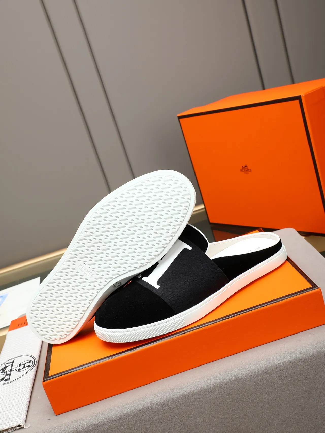 Hermès Chaussures Casual en Daim Noir Brun avec Bride Élastique H-Logo 8
