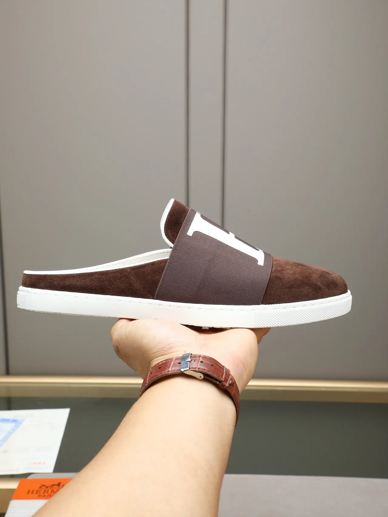Hermès Chaussures Casual en Daim Noir Brun avec Bride Élastique H-Logo 9
