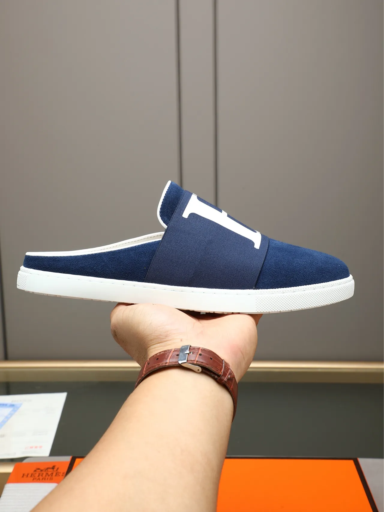 Hermès Chaussures Casual en Daim Noir Brun avec Bride Élastique H-Logo 10