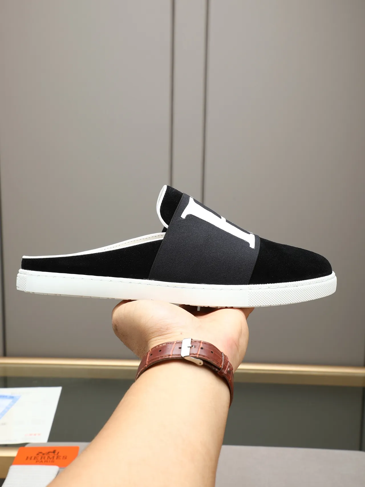 Hermès Chaussures Casual en Daim Noir Brun avec Bride Élastique H-Logo 11