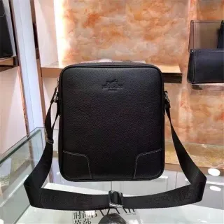 Hermès Bolsa retangula r transversal de couro preto texturizado