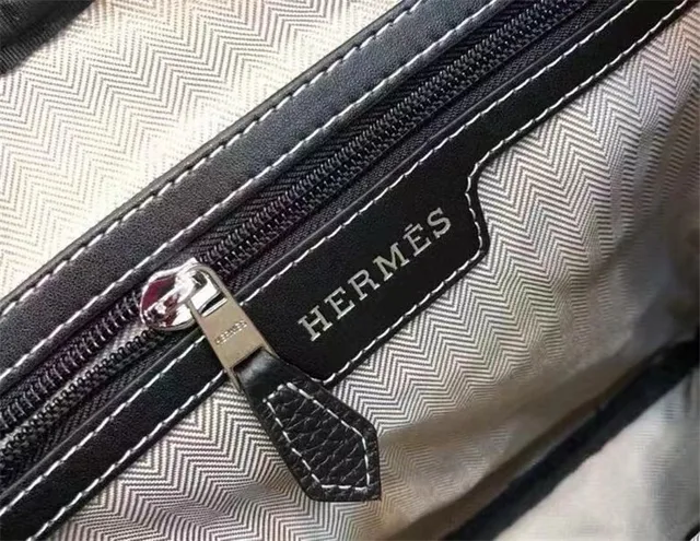 Hermès Bolsa retangula r transversal de couro preto texturizado 2