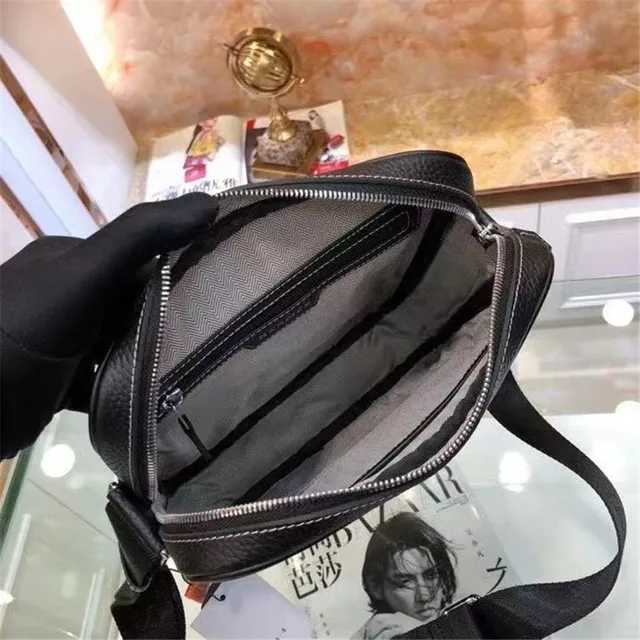 Hermès Bolsa retangula r transversal de couro preto texturizado 3