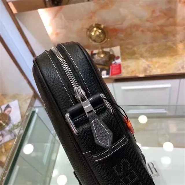 Hermès Bolsa retangula r transversal de couro preto texturizado 4