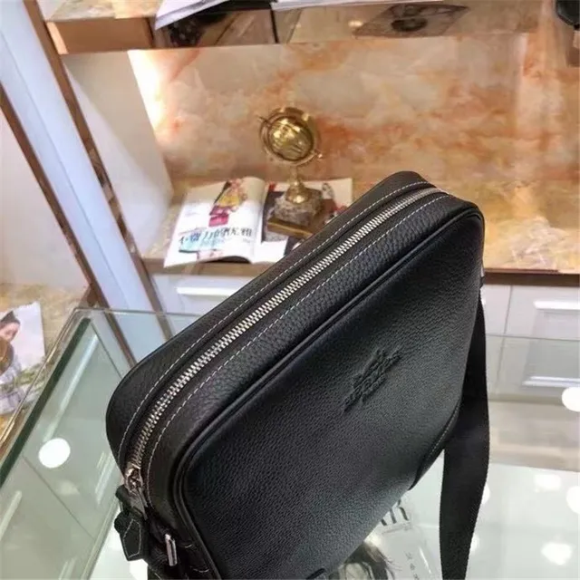 Hermès Bolsa retangula r transversal de couro preto texturizado 5
