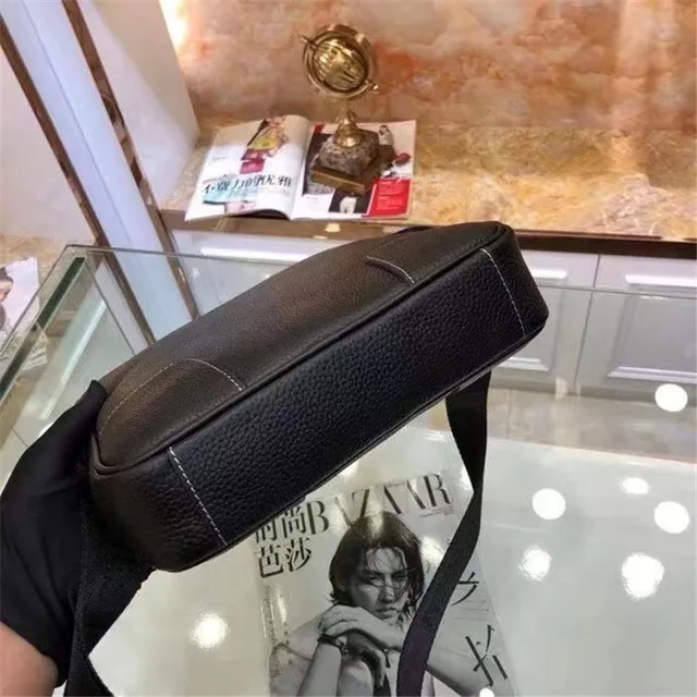 Hermès Bolsa retangula r transversal de couro preto texturizado 6