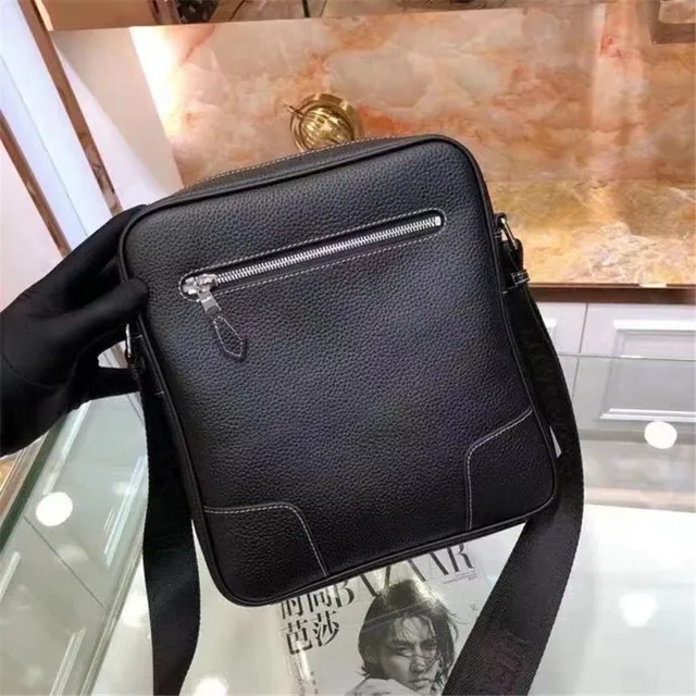 Hermès Bolsa retangula r transversal de couro preto texturizado 7