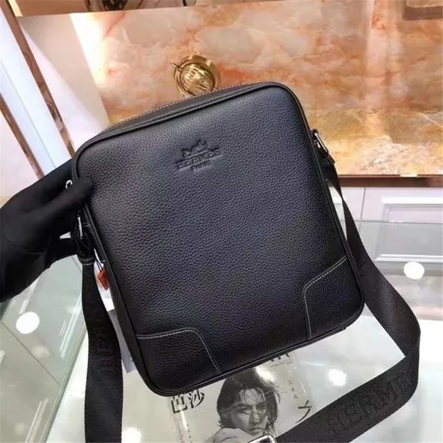 Hermès Bolsa retangula r transversal de couro preto texturizado 8
