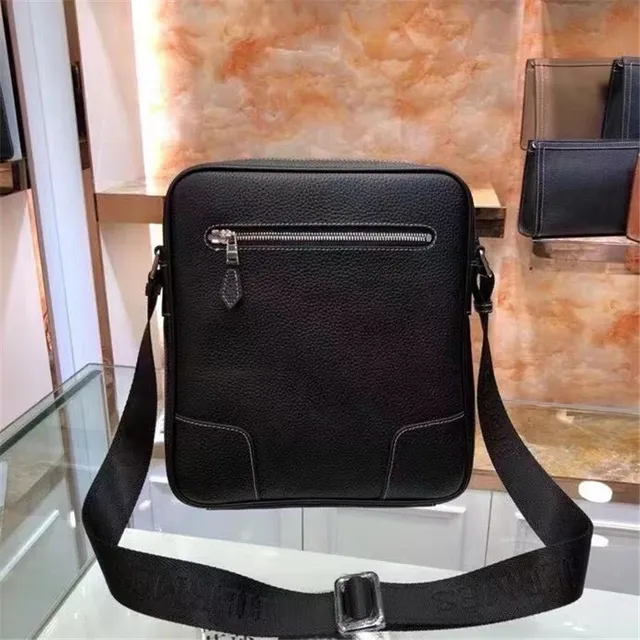 Hermès Bolsa retangula r transversal de couro preto texturizado 9