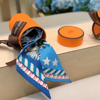 Hermès Écharpe de soie imprimée avec motif inspiré de la marine en bleu et orange