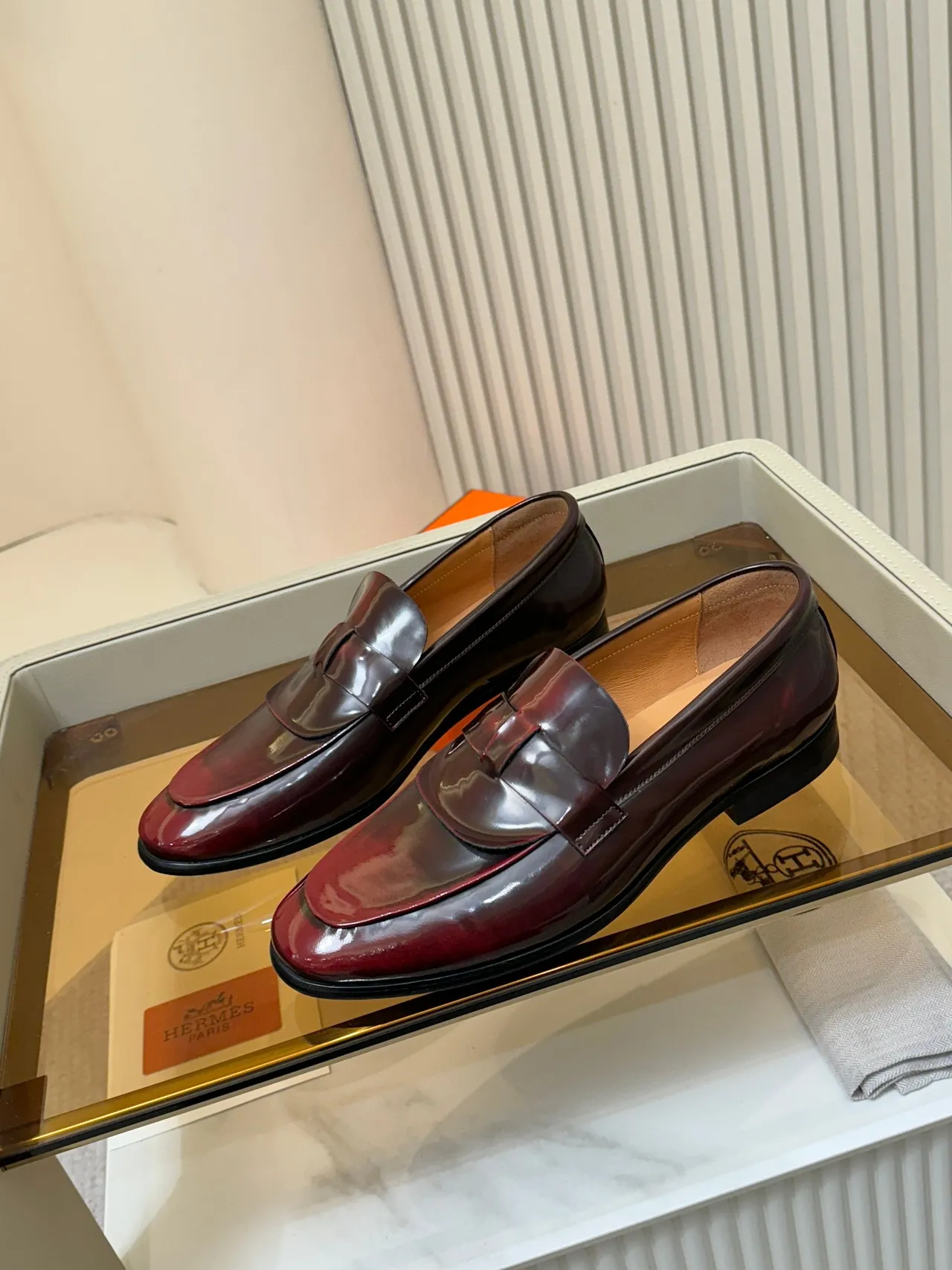 Hermès बर्गंडी काला चमकदार पेटेंट चमड़ा पेनी स्ट्रैप लोअफर 4