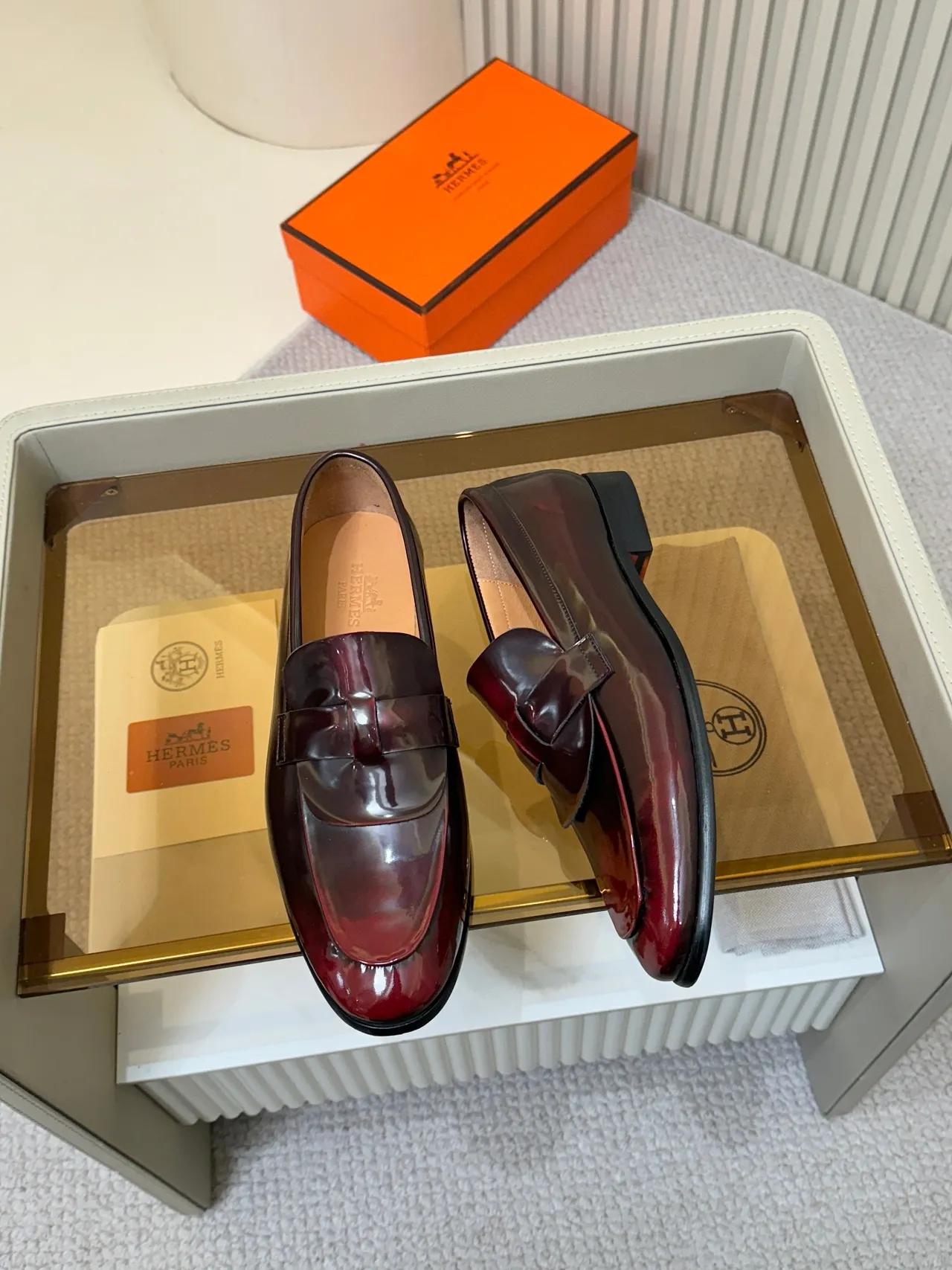 Hermès बर्गंडी काला चमकदार पेटेंट चमड़ा पेनी स्ट्रैप लोअफर 5