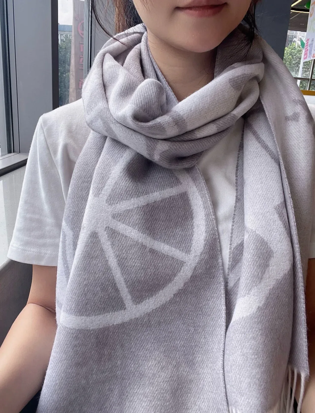 Hermès Calèche Motif 象牙灰色羊绒围巾 2