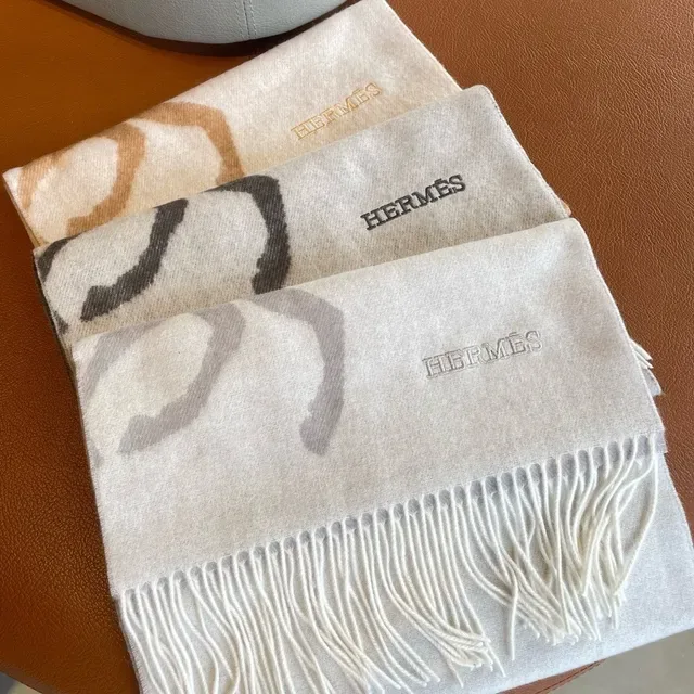 Hermès Calèche Motif 象牙灰色羊绒围巾 3