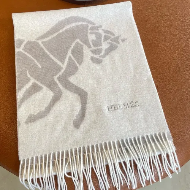 Hermès Calèche Motif 象牙灰色羊绒围巾 4