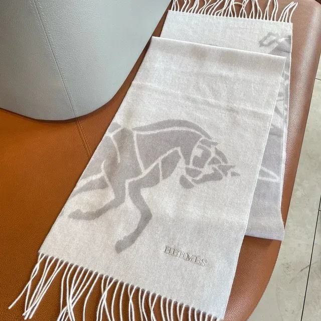 Hermès Calèche Motif 象牙灰色羊绒围巾 7