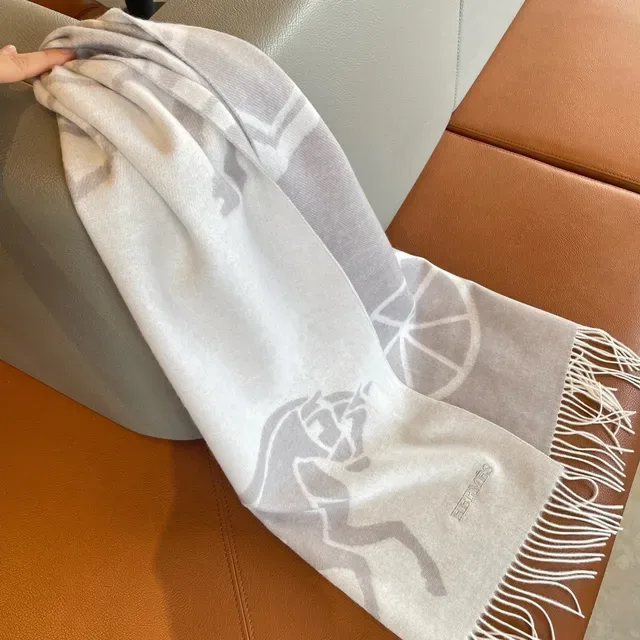 Hermès Calèche Motif 象牙灰色羊绒围巾 8